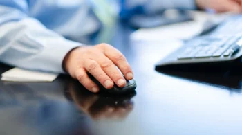 Homem-mouse-teclado-estresse-trabalho-pesquisa